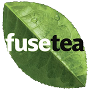 Die verschiedenen Fusetea Flaschen im Hintergrund. Fuse Logo in Weiss im Vordergrund.