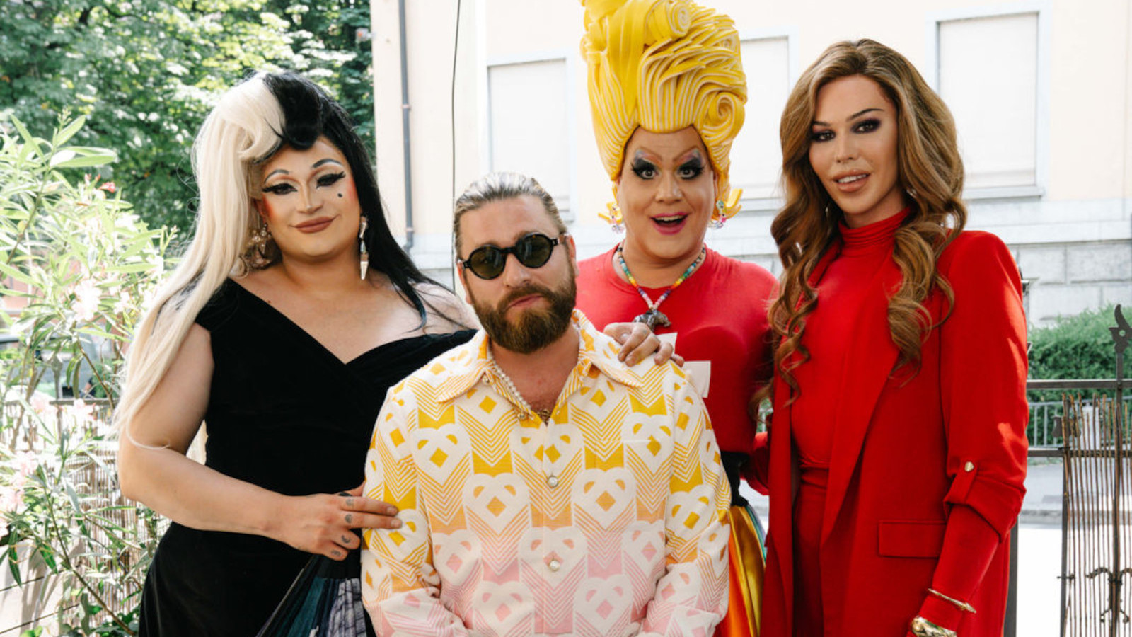 Baschi, avec les drag queens Milky Diamond, Gossipa et Agyness Champagne (photo : Barbara Müller)