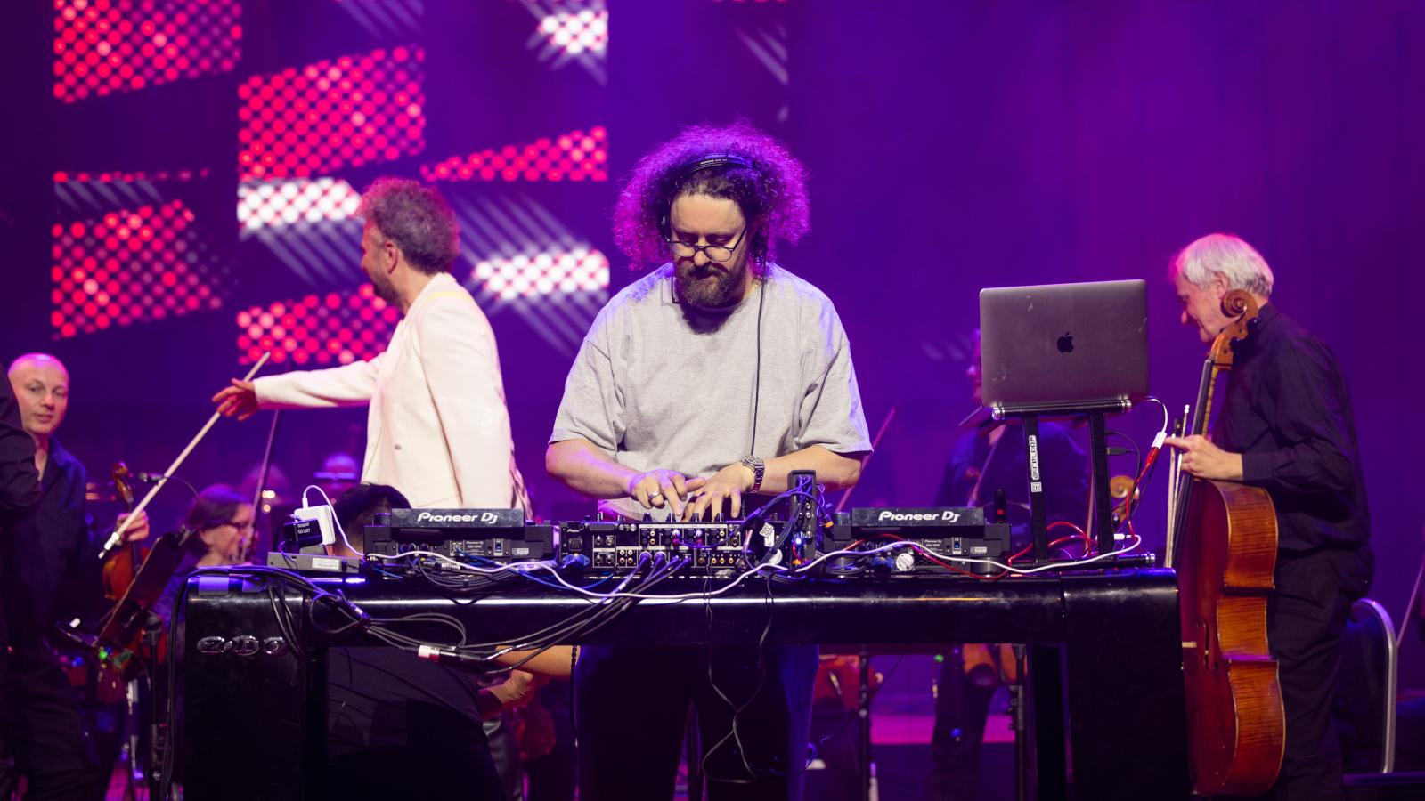 DJ Skor legt zum Abschluss der Jubiläumsfeier im Schiffbau Zürich auf.