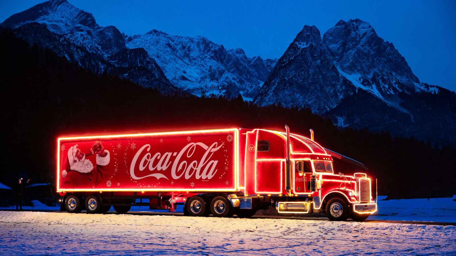 Der Coca-Cola Weihnachtstruck, aufgenommen am 4.12.2020 in Garmisch-Partenkirchen. Foto: Gero Breloer/ Coca-Cola Deutschland GmbH