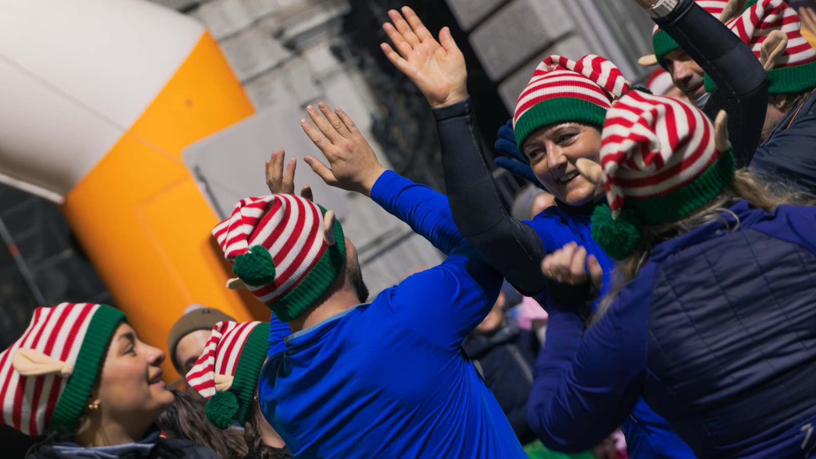 Läufer:innen im Wichtelkostüm am Silvesterlauf