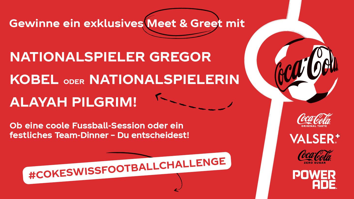 Fussballbox_Desktop_V1 Werbegrafik in rotem Coca-Cola-Design mit einem weißen Fußball, der das Coca-Cola-Logo trägt. Text: „Gewinne ein exklusives Meet & Greet mit Nationalspieler Gregor Kobel oder Nationalspielerin Alayah Pilgrim! Ob eine coole Fussball-Session oder ein festliches Team-Dinner – Du entscheidest!“ Unten Hashtag „#COKESWISSFOOTBALLCHALLENGE“. Rechts Logos von Coca-Cola Original Taste, Valser+, Coca-Cola Zero Sugar und Powerade.