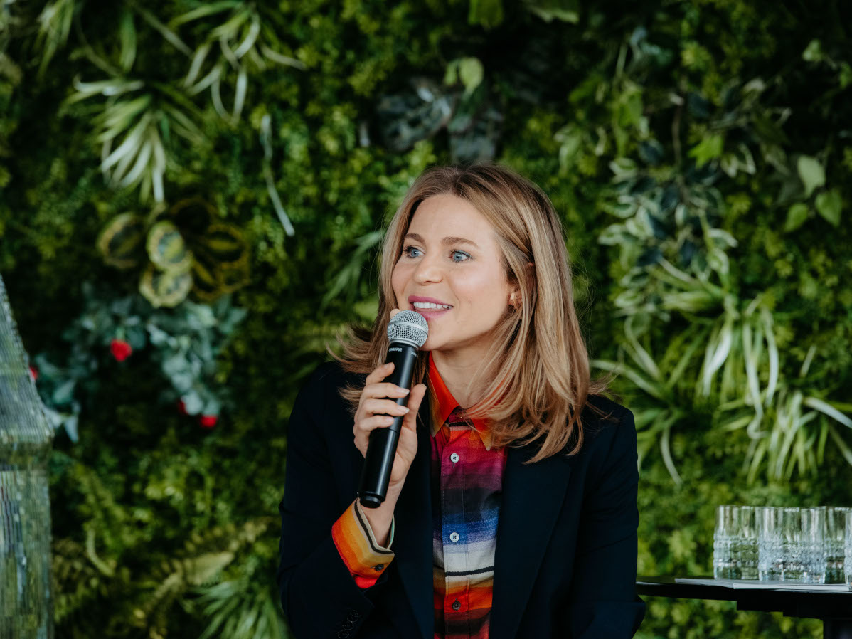 Foto von Sarah Andrina Schütz, welche die Podiumsdiskussion moderierte