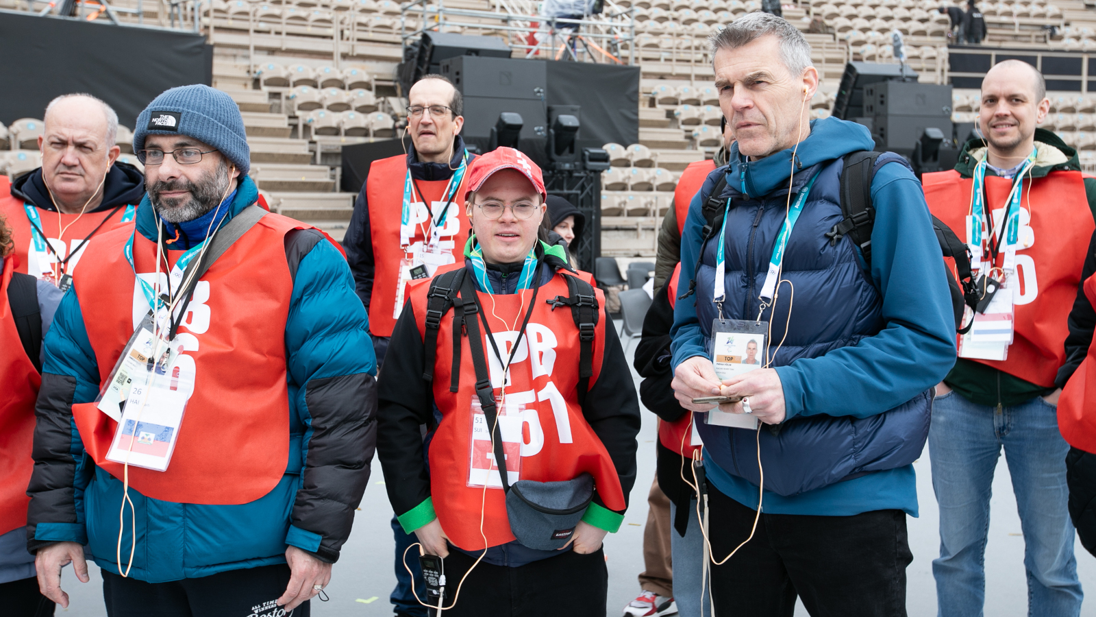 Flavio mit seinem Vater/Coach und den anderen Freiwilligen bei einer Tour durchs Stadion in Verona