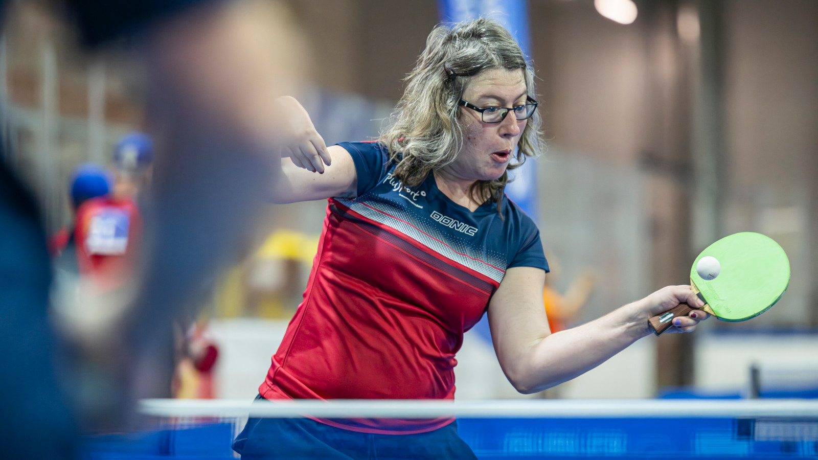 Eine Athletin spielt Tischtennis.