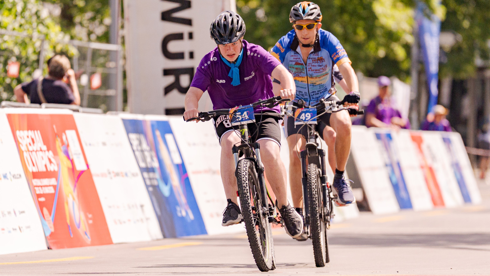 Zwei Athleten fahren bei den Special Olympics National Games ein Radrennen.