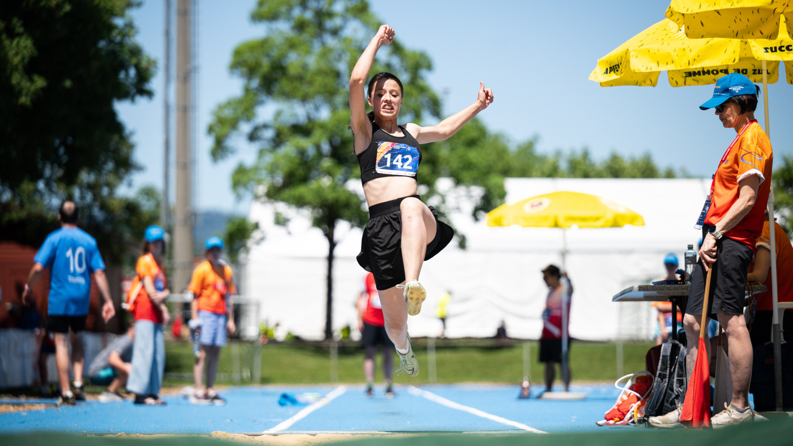 Eine Athletin springt beim Weitsprung der Special Olympics National Games.