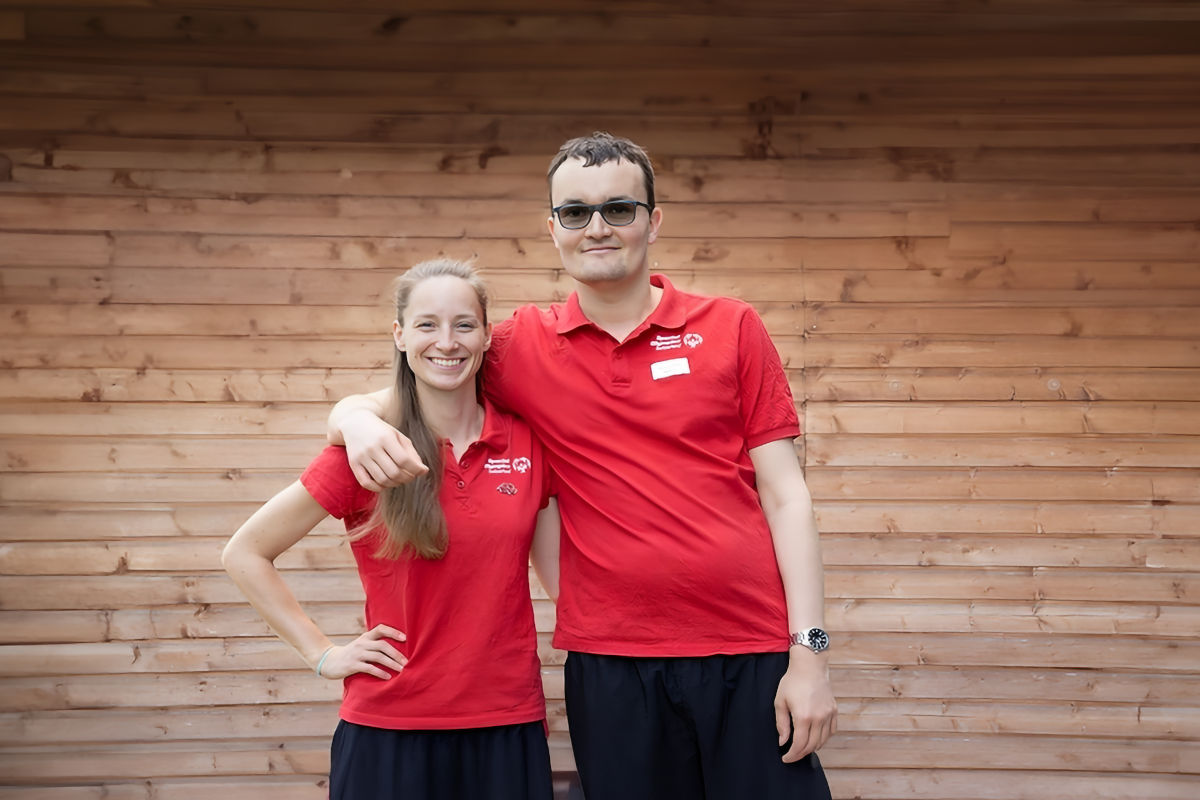 Vorfreude ist die schönste Freude: Basketballspieler David Schmid und Trainerin Léanne Regamey vor ihrer Abreise nach Berlin.