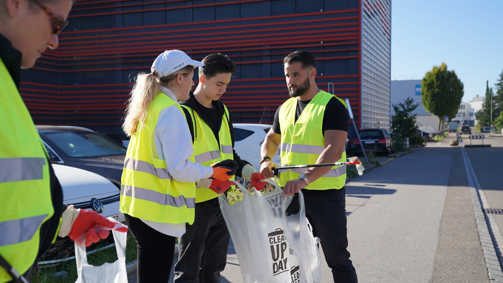 Mert Can in seiner Gruppe beim Abfallauflesen