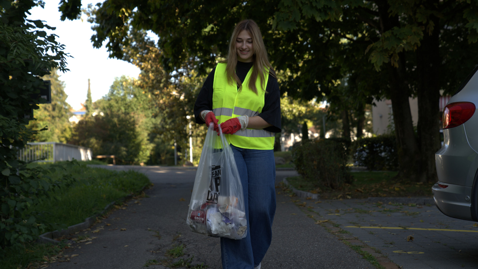 Saskia mit Abfallsack am Clean-Up-Day