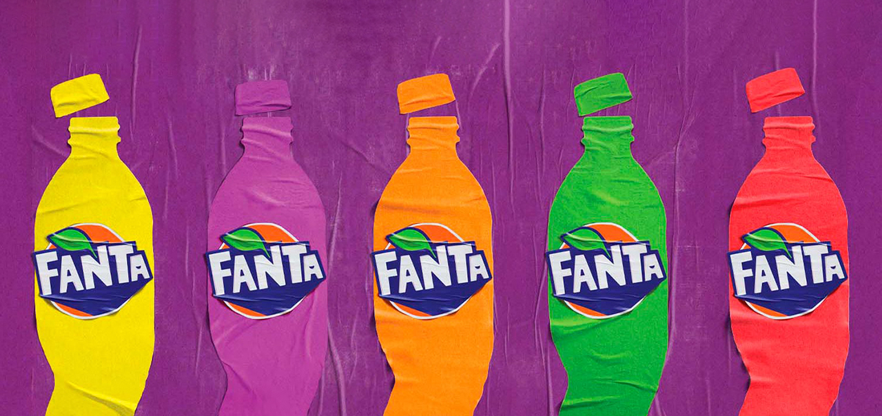 Cinco siluetas de botellas de Fanta, cada una de un color diferente, sobre un fondo morado.