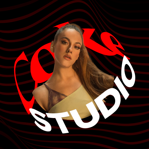 Anto Bosman con el logo de Coke Studio alrededor sobre fondo negro. La artista será parte del Coke Studio Festival de entrada gratuita.