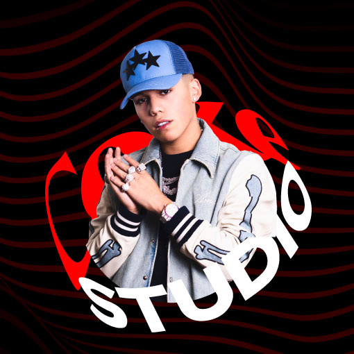 Jere Klein con el logo de Coke Studio alrededor sobre fondo negro. El artista será parte del Coke Studio Festival de entrada gratuita.