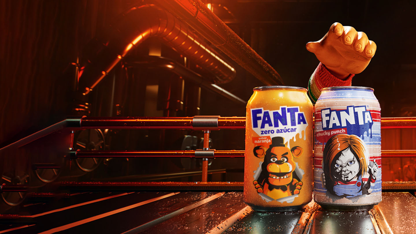 Fondo naranja, manos alzadas. Logo Fanta azul goteando. Deseo intenso, toque misterioso.