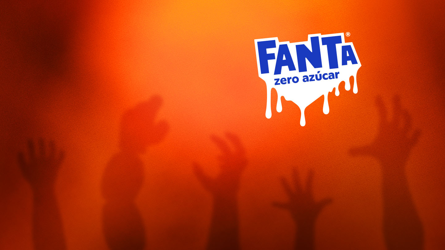 Escenario de concierto de Coke Studio iluminado con luces rojas brillantes y potentes haces de luz, con pantallas grandes mostrando contenido visual. Se aprecian siluetas de personas en el escenario