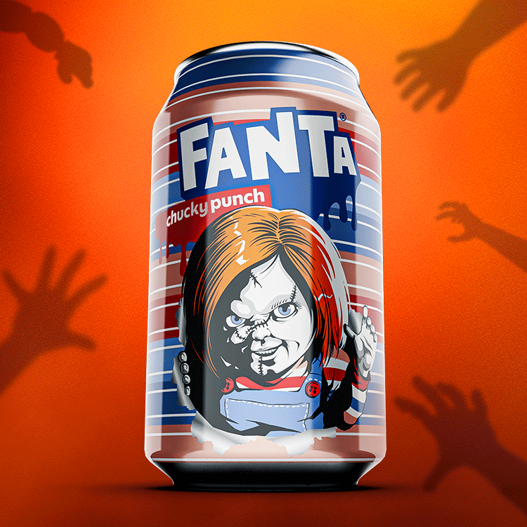 Botella fría de Fanta sabor Naranja destapada sobre un fondo naranja claro.