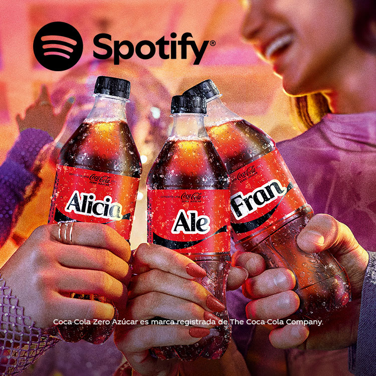 Tres personas sostienen tres botellas de Coca-Cola Sin Azúcar personalizadas con los nombres "Alicia", "Ale" y "Fran".