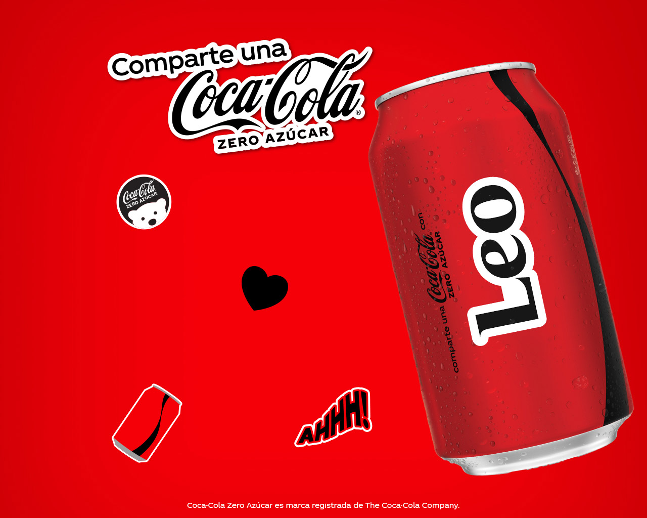 Una lata de Coca-Cola Zero Azúcar personalizada con el nombre "Leo", sobre un fondo rojo con ilustraciones de la marca.