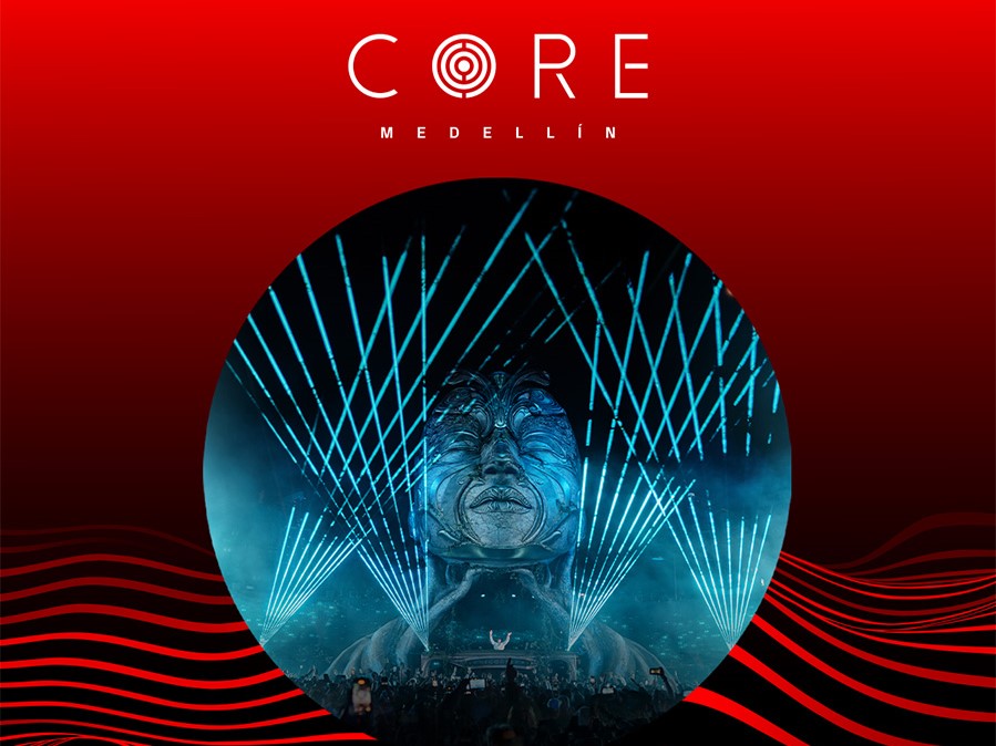 Fotografía del escenario del festival Core, con el logo del festival por encima. Todo sobre un fondo rojo y negro con lineas onduladas.