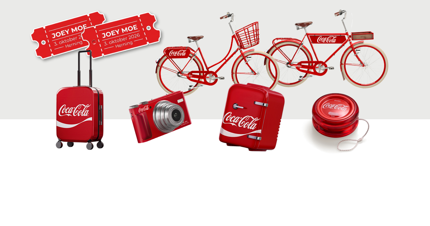 Grafik med Coca-Cola-præmier på lys grå baggrund: to røde koncertbilletter til Joey Moe i Herning den 3. oktober 2026, to røde Coca-Cola-cykler, en rød Coca-Cola-kuffert, et rødt digitalkamera, et rødt mini-køleskab og en rød yo-yo.