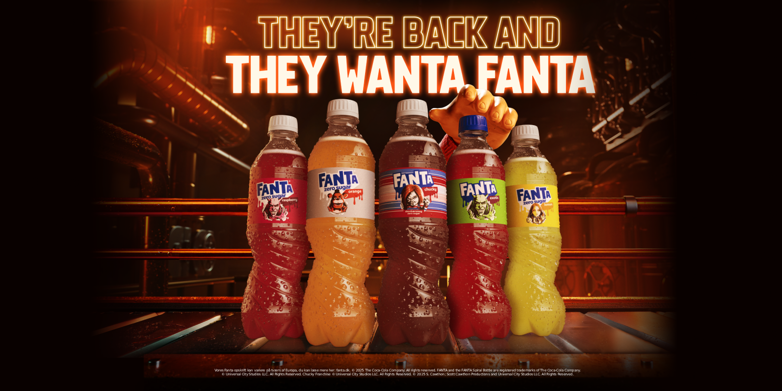 Uhyggelige hænder rækker ud efter Halloween Fanta-flasker