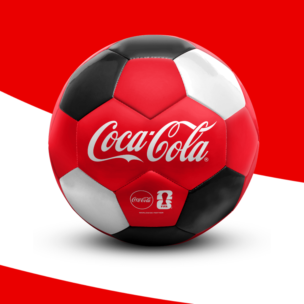 Rød, sort og hvid fodbold med Coca-Cola-logo og FIFA-branding på sort baggrund.
