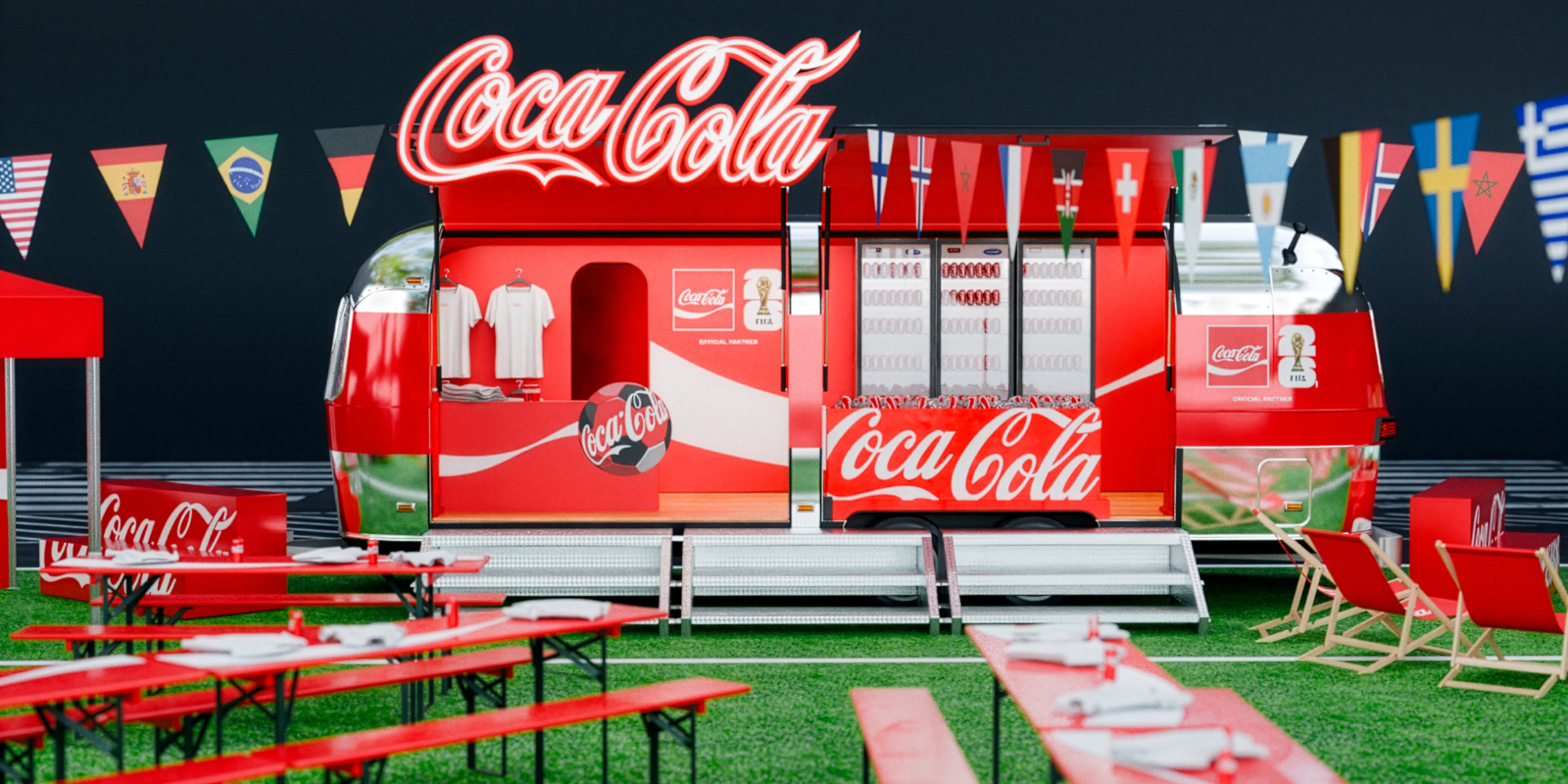 Visualisering af et Coca‑Cola fanområde på kunstgræs med røde telte, bannere og vimpler med internationale flag. Området indeholder loungestole, borde, spil og en central pavillon. En rød Coca‑Cola foodtruck/brandtrailer med kølediske og merchandise står i midten, omgivet af picnicborde og siddepladser. Det hele er set i både nærbilleder og et oversigtsbillede, der viser hele opstillingen på en parkeringsflade.