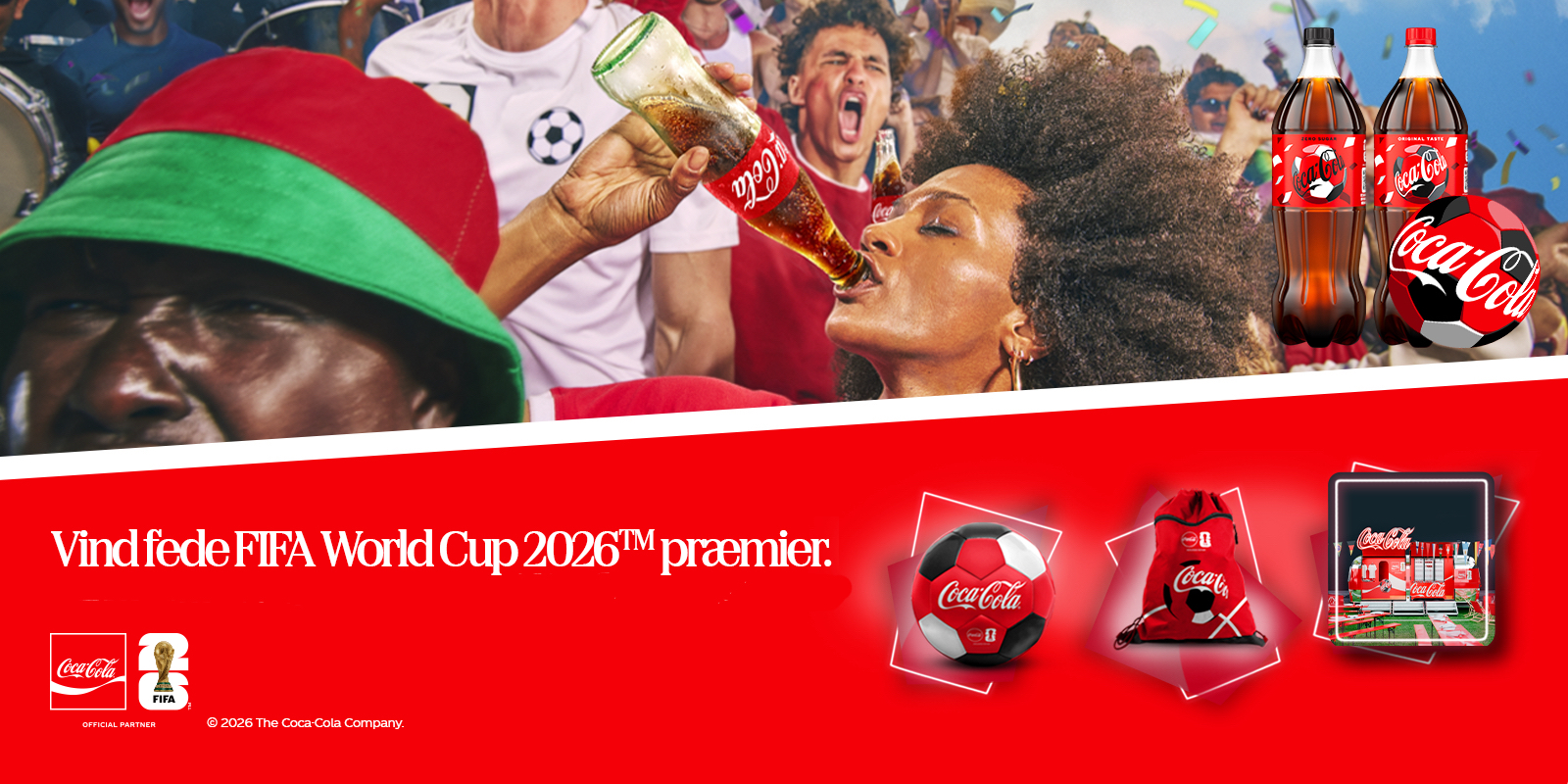Reklame for Coca‑Cola med glade fodboldfans, der fejrer med Coca‑Cola. To Coca‑Cola‑flasker og en Coca‑Cola‑fodbold vises øverst. Tekst: "Vind fede FIFA World Cup 2026™ præmier.” Nederst vises præmier som en Coca‑Cola‑fodbold, en rød Coca‑Cola‑rygsæk og en Coca‑Cola‑gaveboks. Coca‑Cola og FIFA‑logoer er vist som official partner.