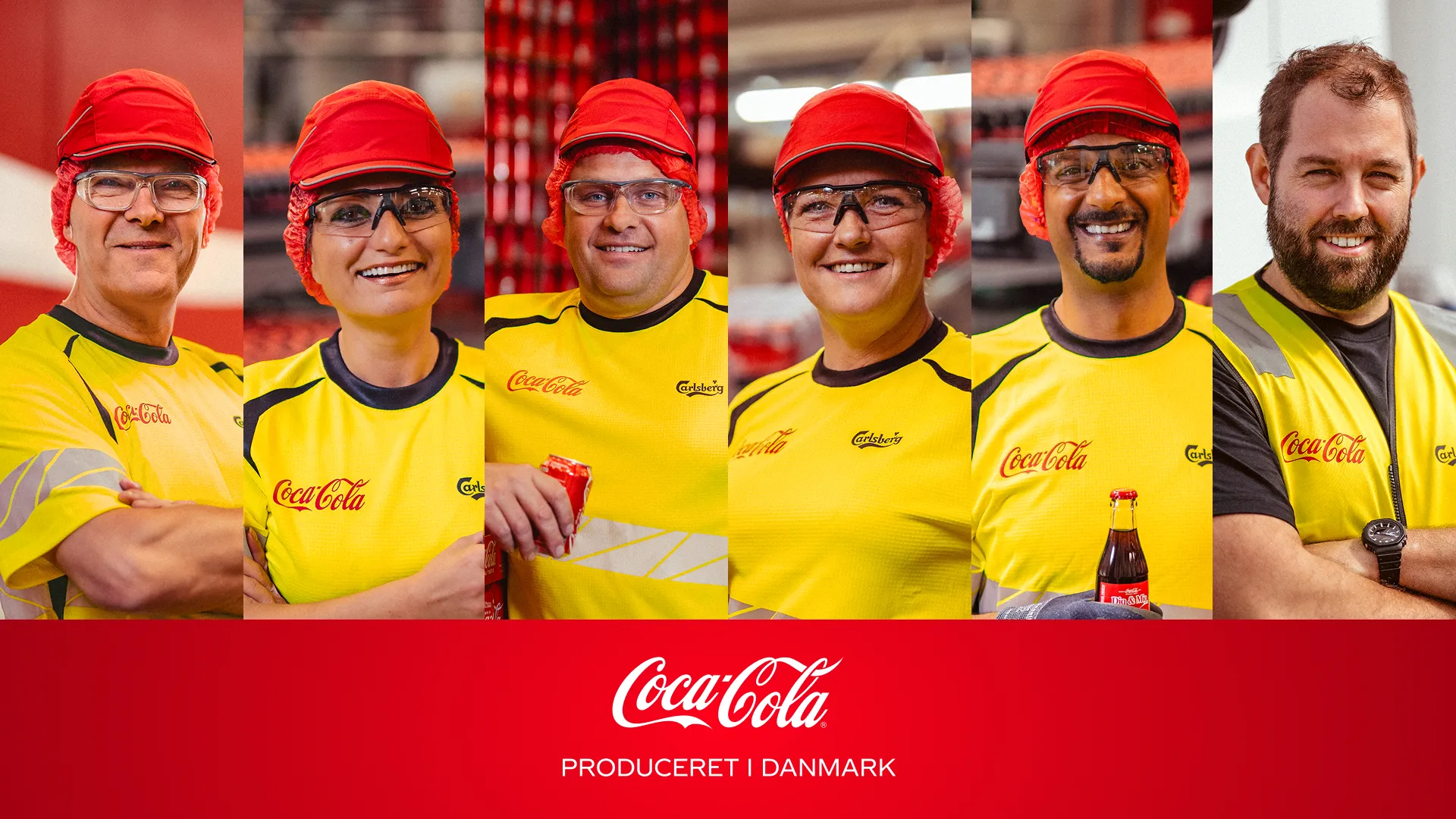 Folk klædt i arbejdstøj med Coca-Cola-mærke og folk der drikker Coca-Cola