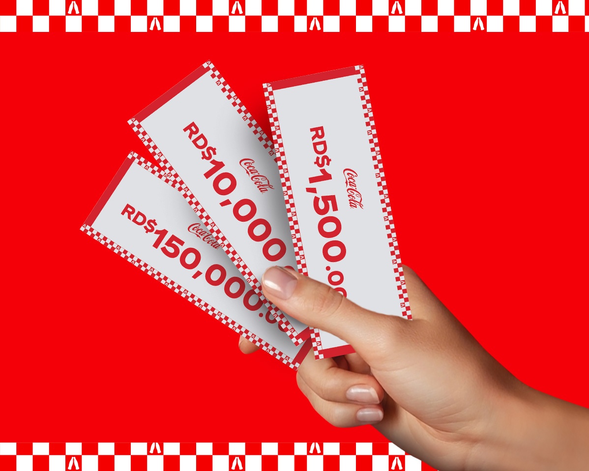 Mano sosteniendo tres bonos de Coca-Cola: RD$150,000, RD$10,000 y RD$1,500, sobre fondo rojo.