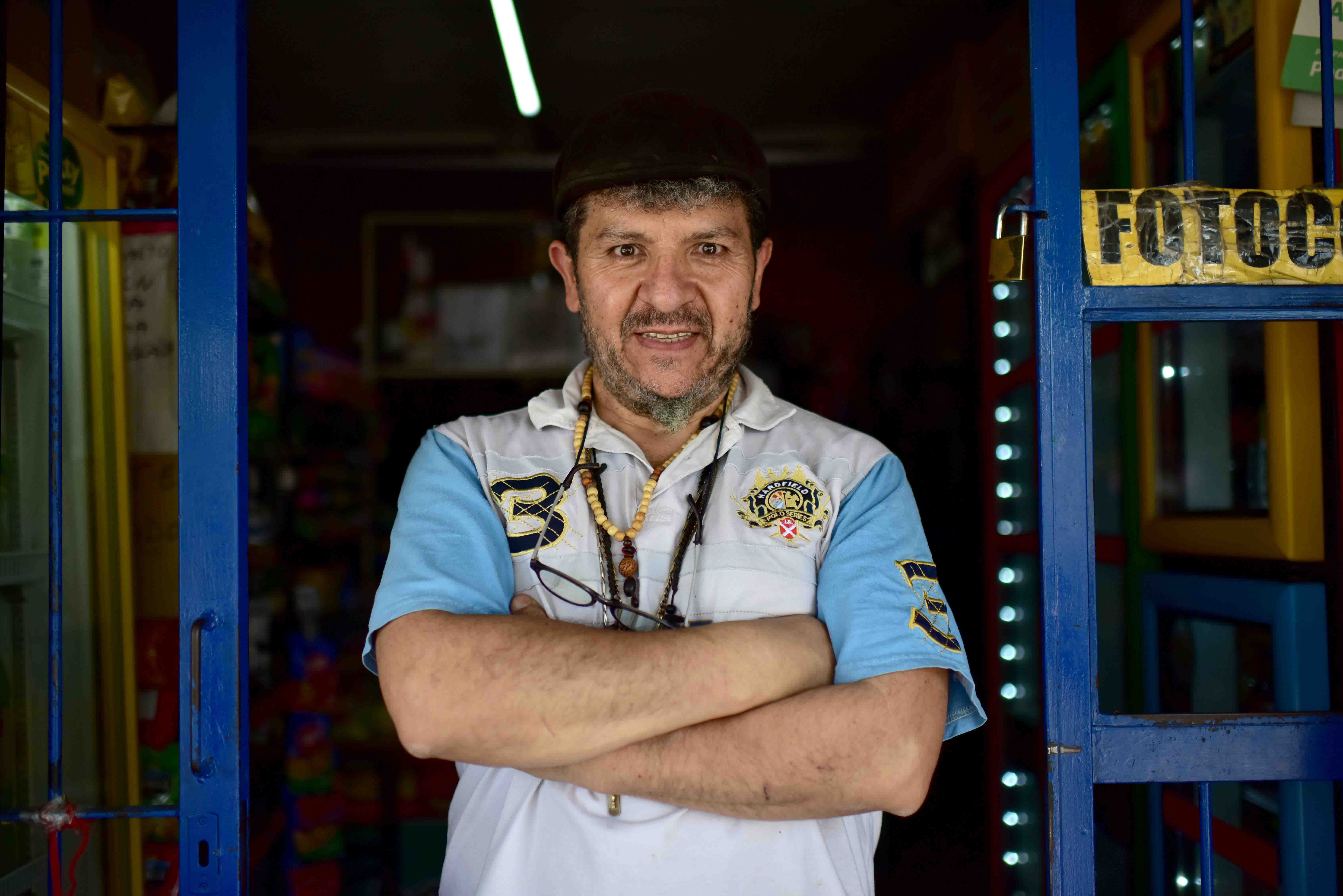 Un hombre posa con los brazos cruzados