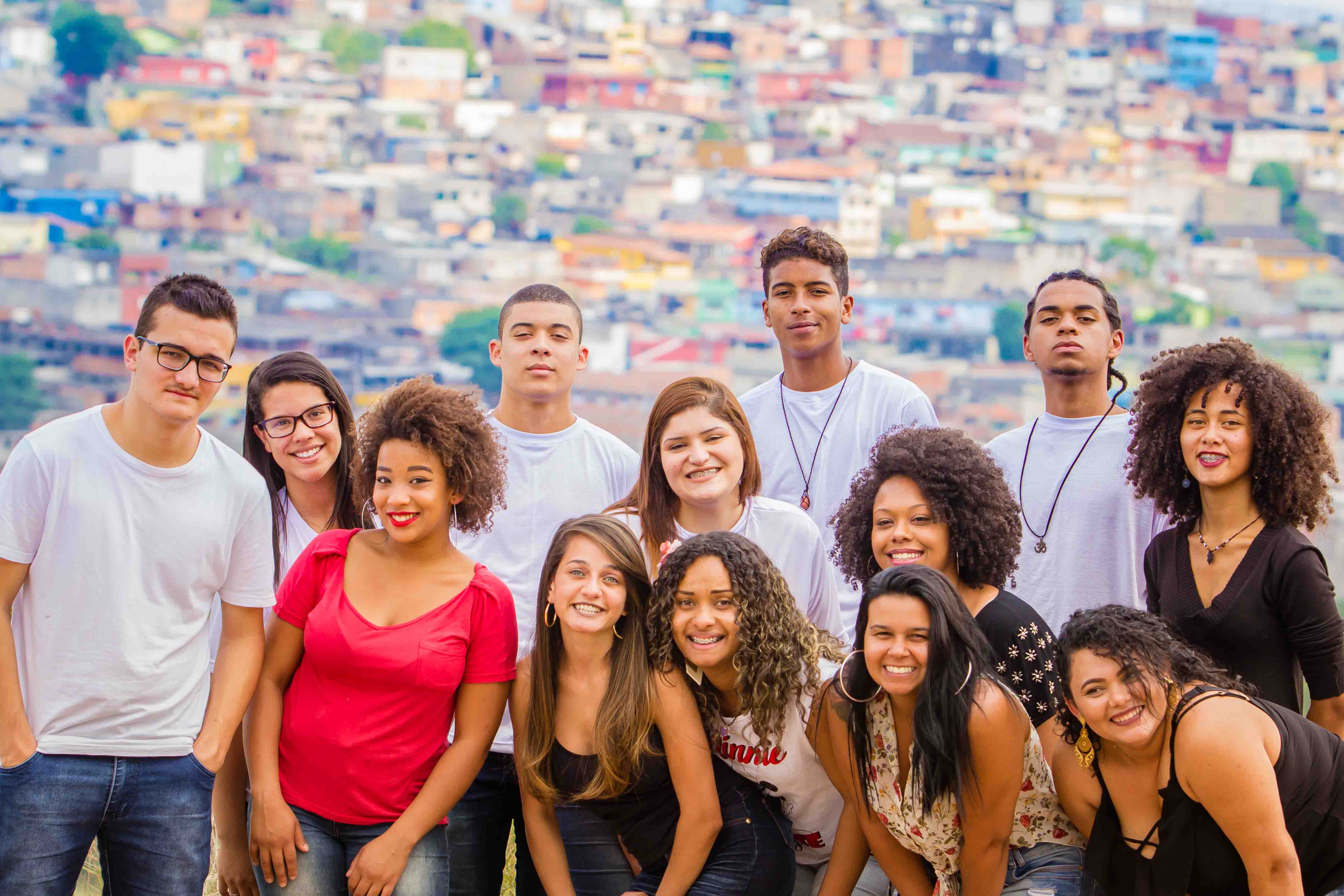 Un grupo de jóvenes posan sonriente