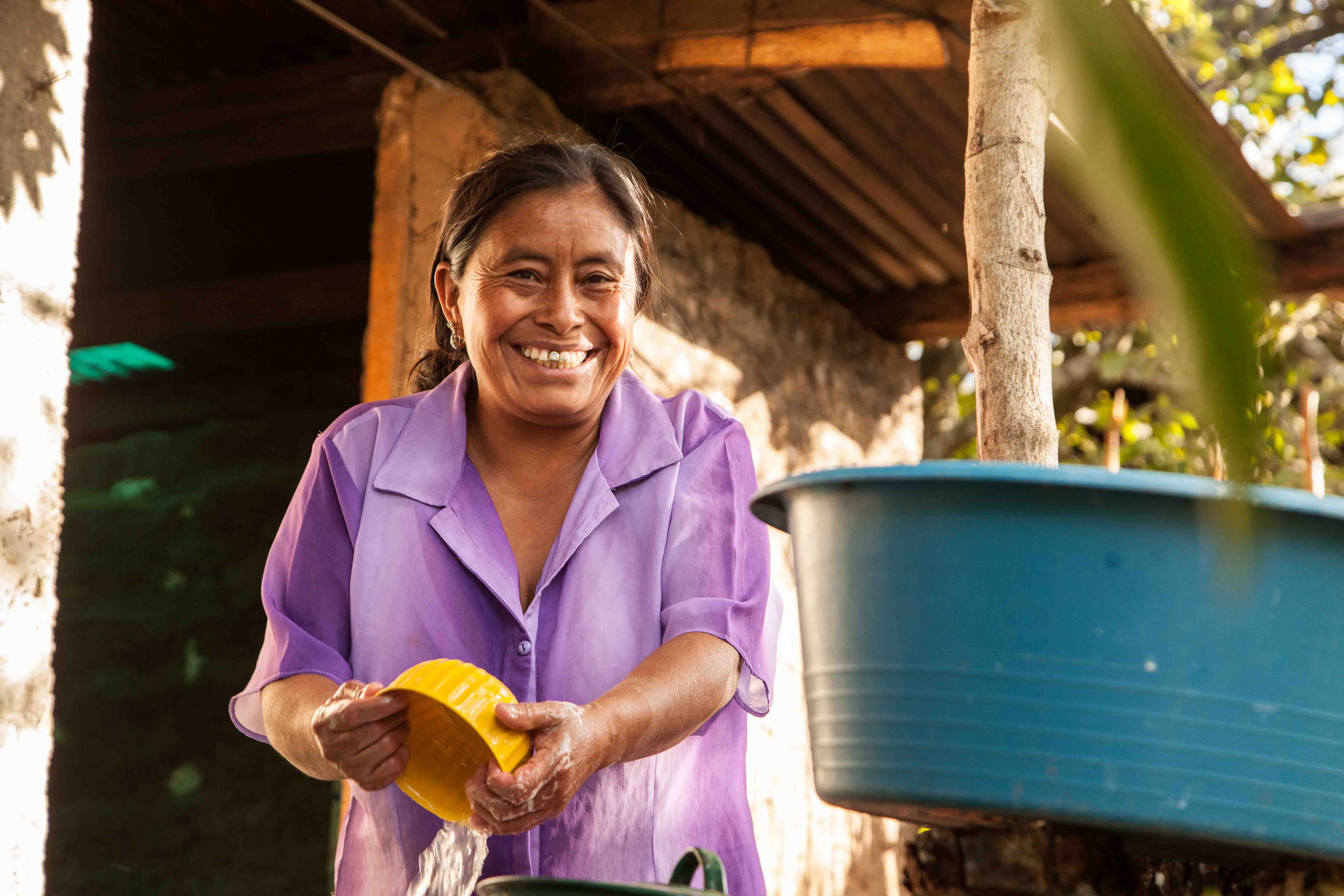 Una mujer posa sonriente