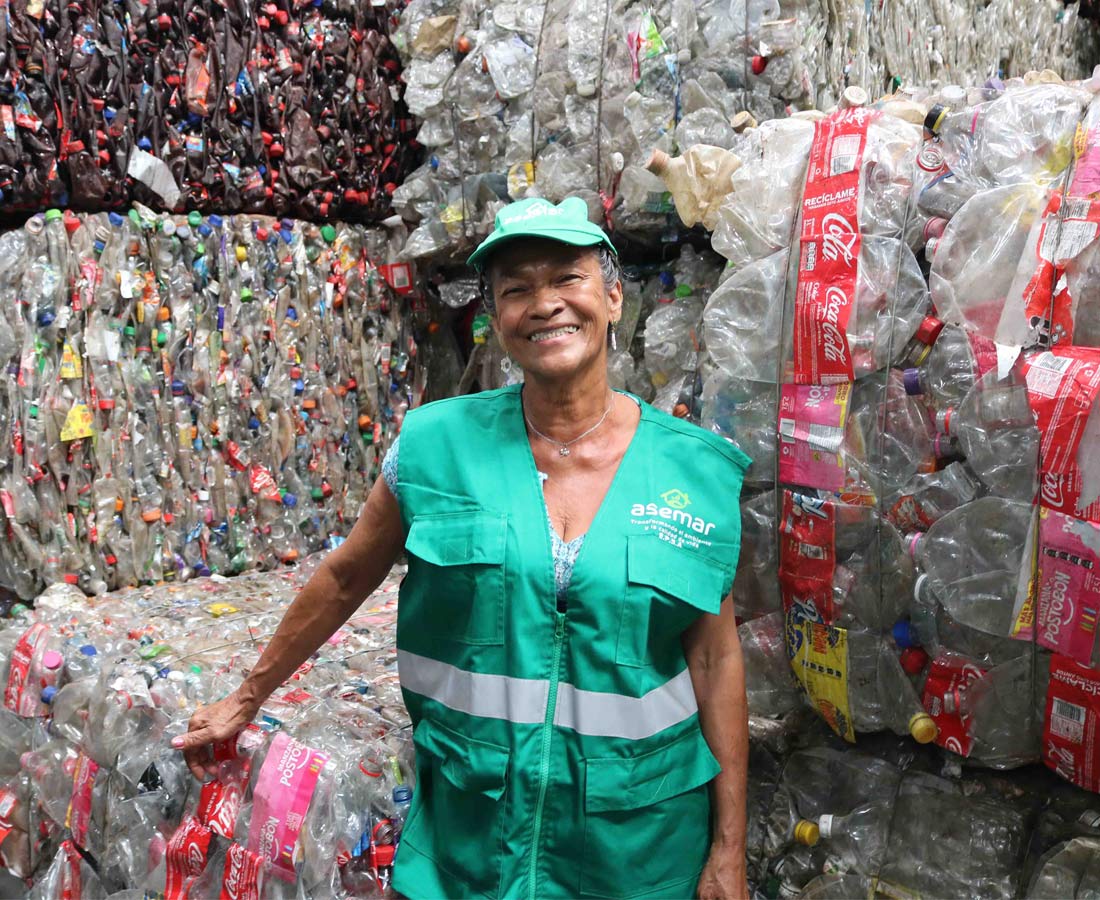 Una mujer posa sonriente