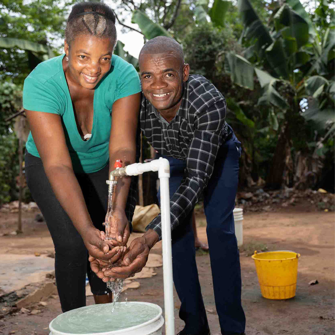 Una mujer y un hombre posan sonriente