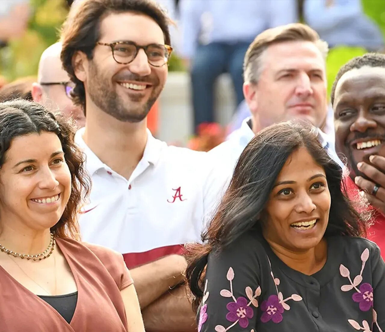 Groupe de personnes de différentes nationalités représentant la diversité et l'inclusion.