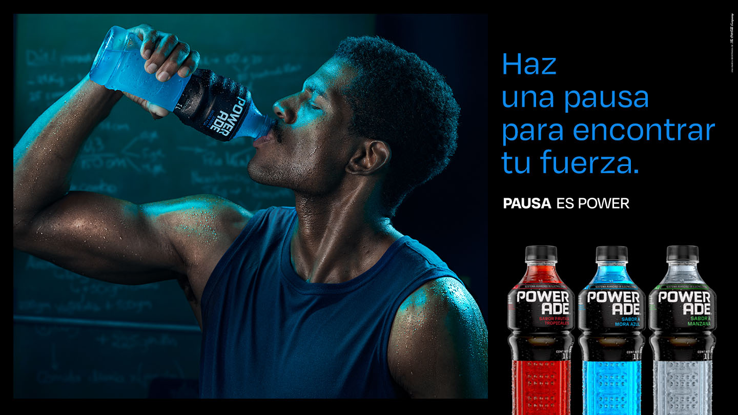 Banner con un deportista tomando una Powerade sabor Mora Azul. La imagen tiene un texto: Haz una pausa para encontrar tu fuerza. Pausa es Power. Y debajo hay 3 botellas pet Powerade sabor Frutas Tropicales, Mora Azul y manzana.