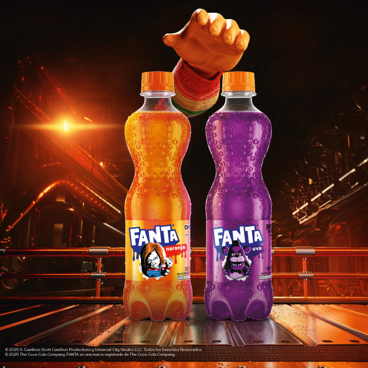 Botellas de producto de Fanta Halloween, una de sabor Naranja y la otra sabor Uva