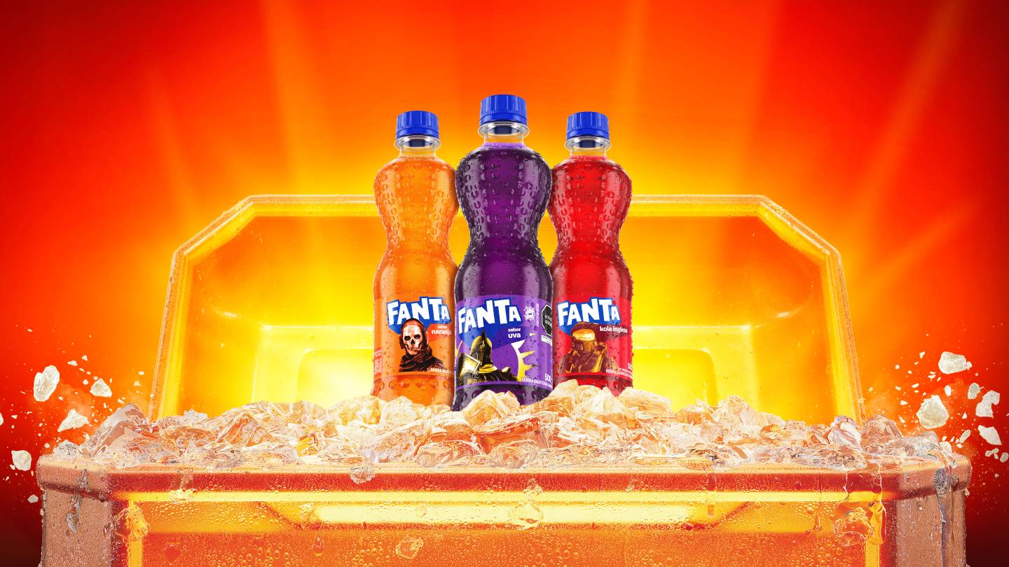 Botellas retornables de Coca-Cola siendo entregadas entre manos en un fondo rojo ilustrado.