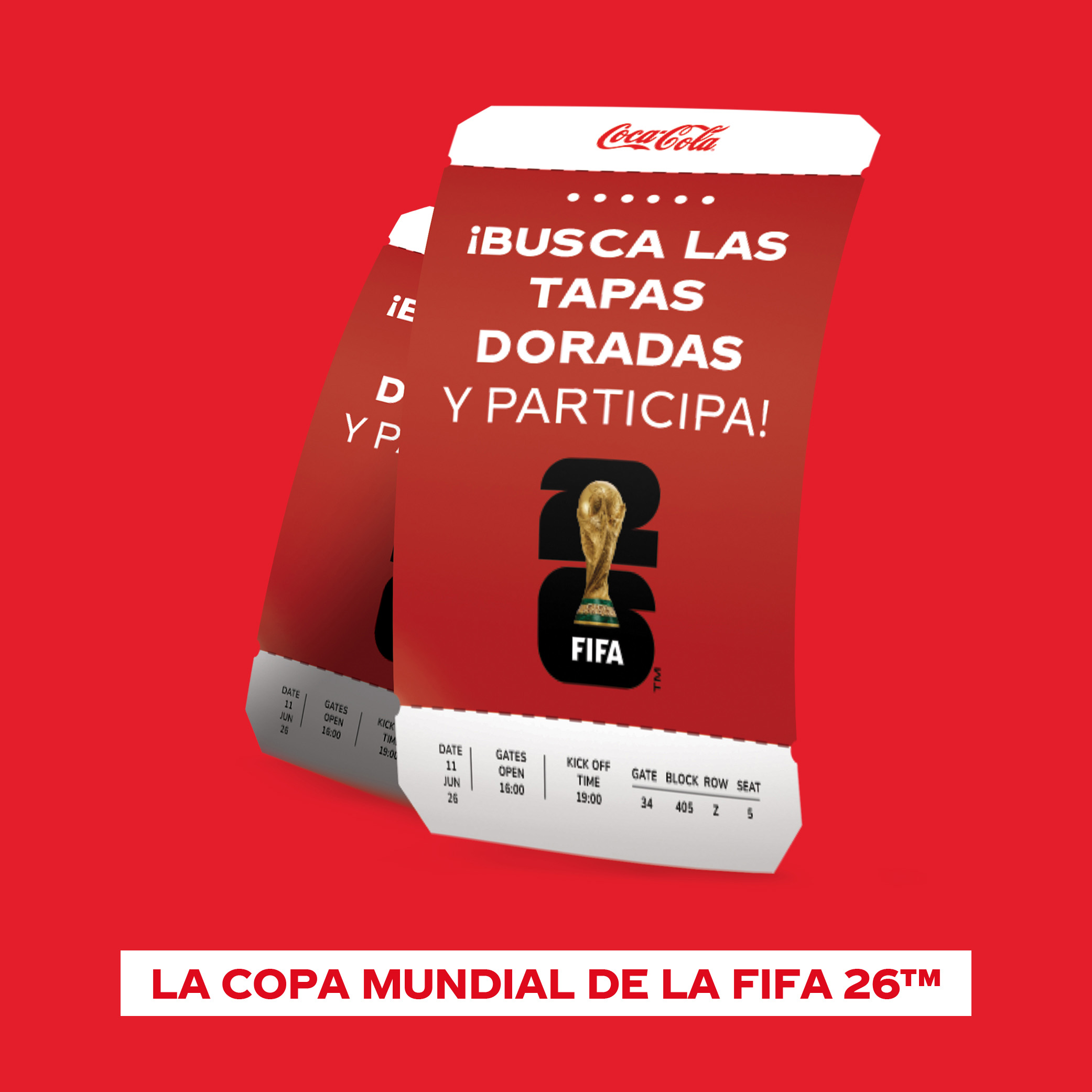 Dos cupones promocionales de Coca-Cola sobre un fondo rojo, anunciando la promoción "¡BUSCA LAS TAPAS DORADAS Y PARTICIPA!". Cada cupón muestra el logo de Coca-Cola en la parte superior y la Copa del Mundo de la FIFA 26™ en el centro. Debajo de los cupones, una franja blanca con texto rojo dice "LA COPA MUNDIAL DE LA FIFA 26™