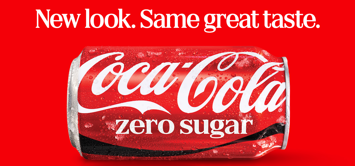 Coca-Cola Zero Sugar purk punasel taustal tekstiga „New look. Same great taste.”