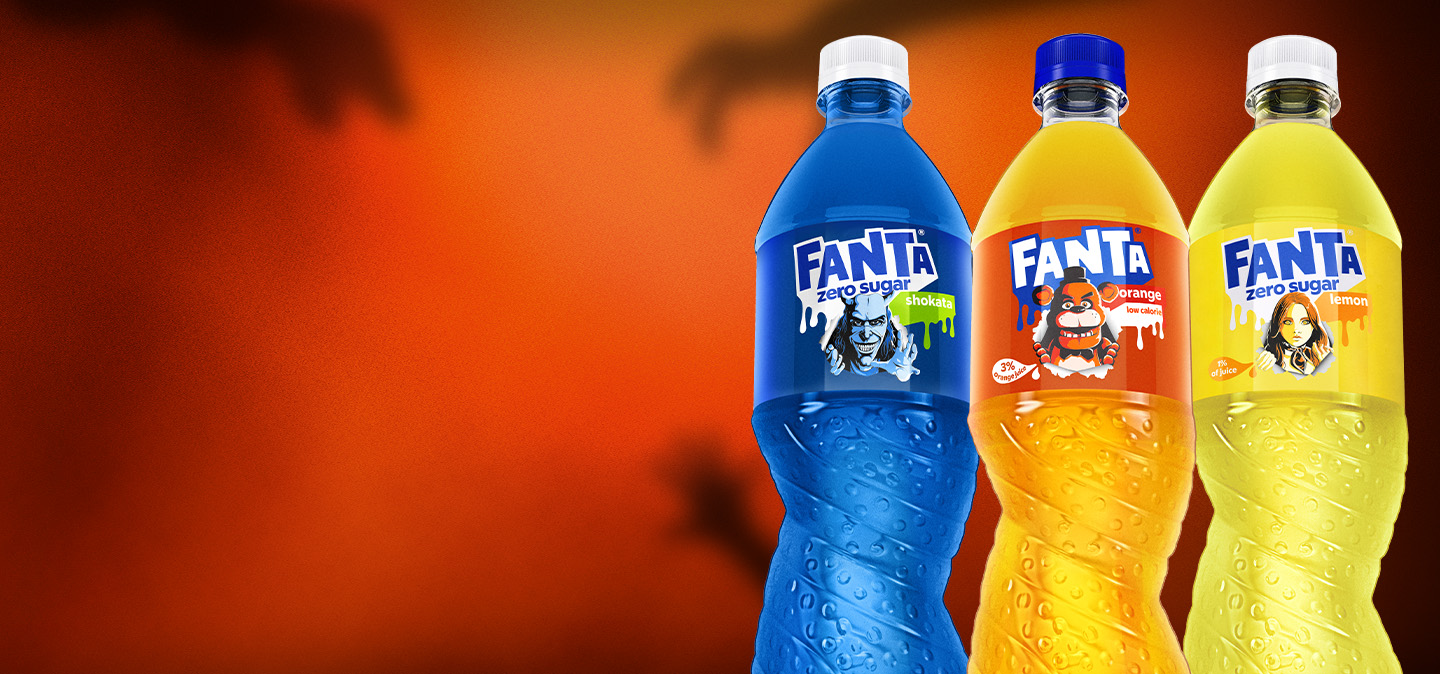 Fanta pudelite komplekt, millel on kujutatud tegelasi M3gan, Freddy Fazbear ja The Grabber.