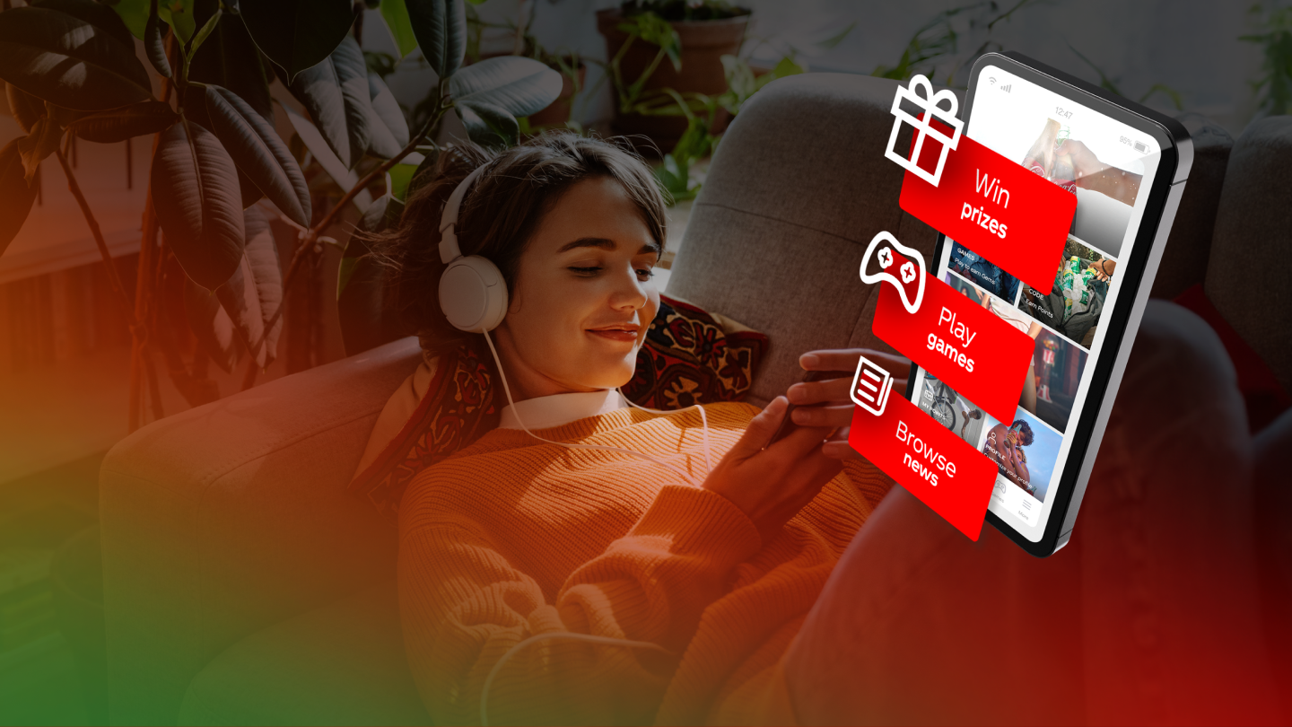 Une femme allongée sur un canapé, détendue, avec un casque blanc sur les oreilles et un smartphone dans les mains. L'écran du téléphone affiche des icônes rouges et du texte, comme un cadeau, une tasse et d'autres images. L'arrière-plan est partiellement flou, avec une lueur verte et rouge.