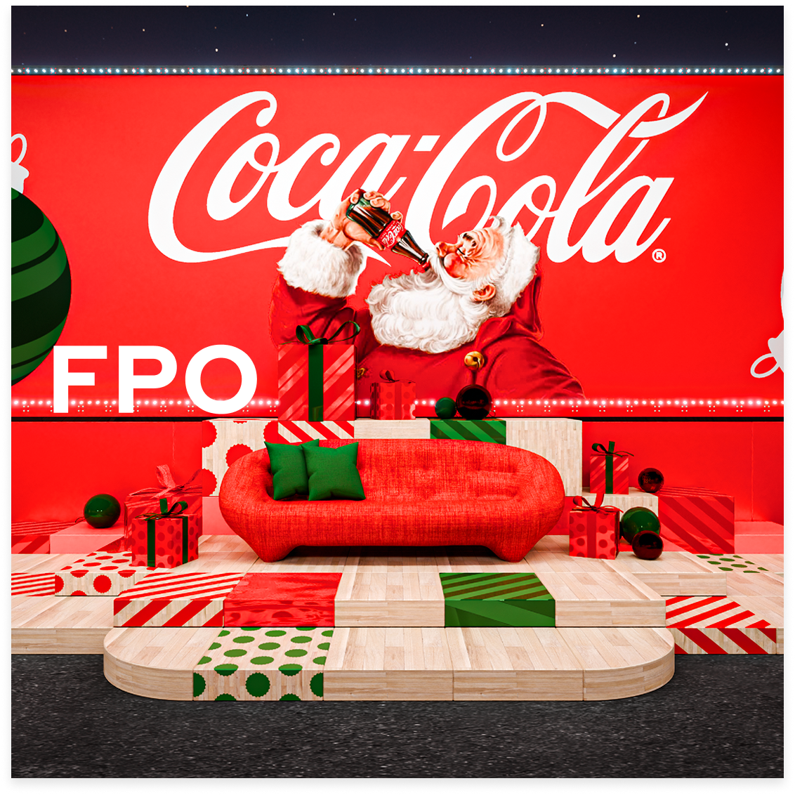 Illustrierter Santa in einem fellbesetzten Mantel, der eine Glasflasche Coca‑Cola hinter einem festlichen Sessel und Dekorationen trinkt.