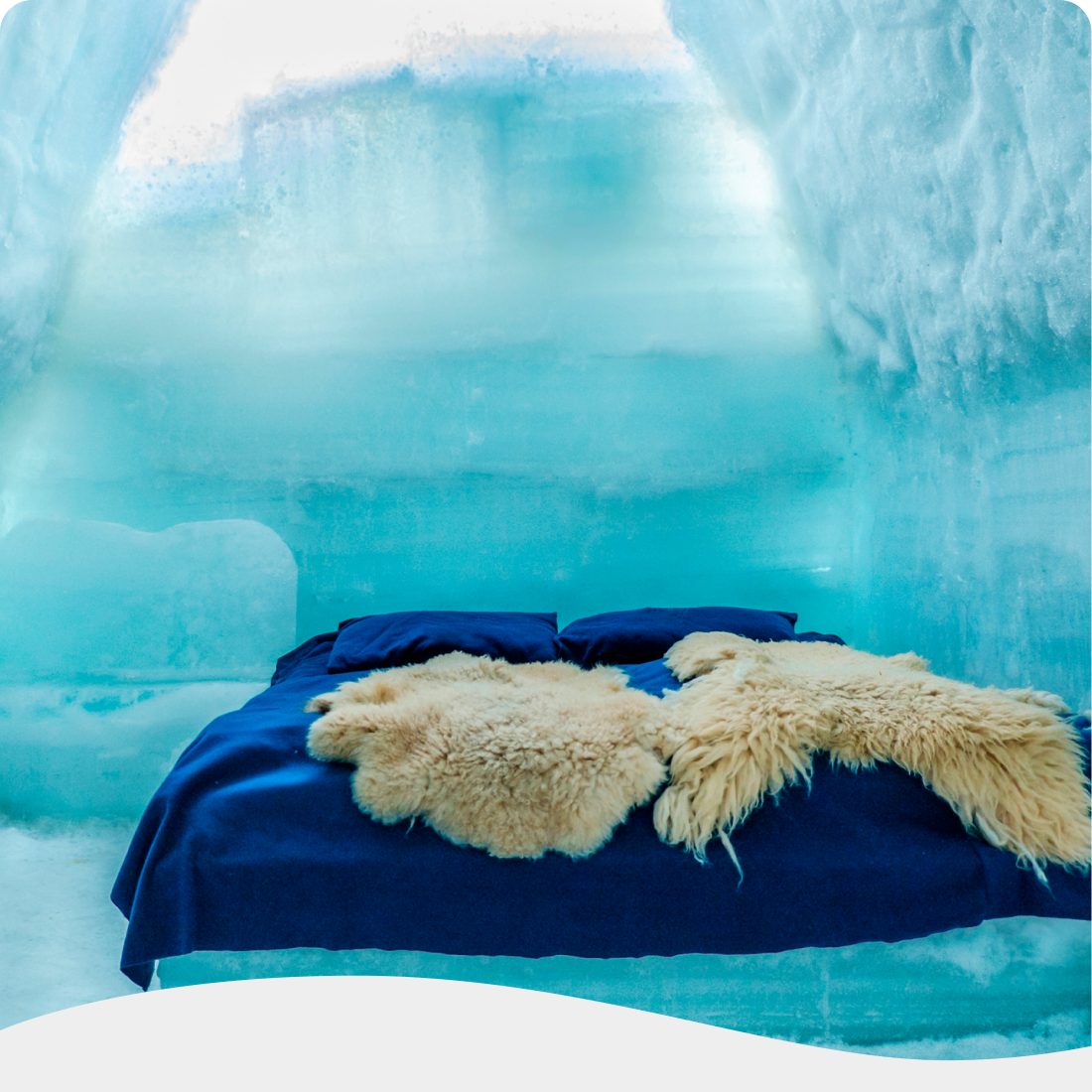 Ein Eisbett steht im Zentrum eines atemberaubenden Raumes, dessen Wände und Boden vollständig aus Eis bestehen.