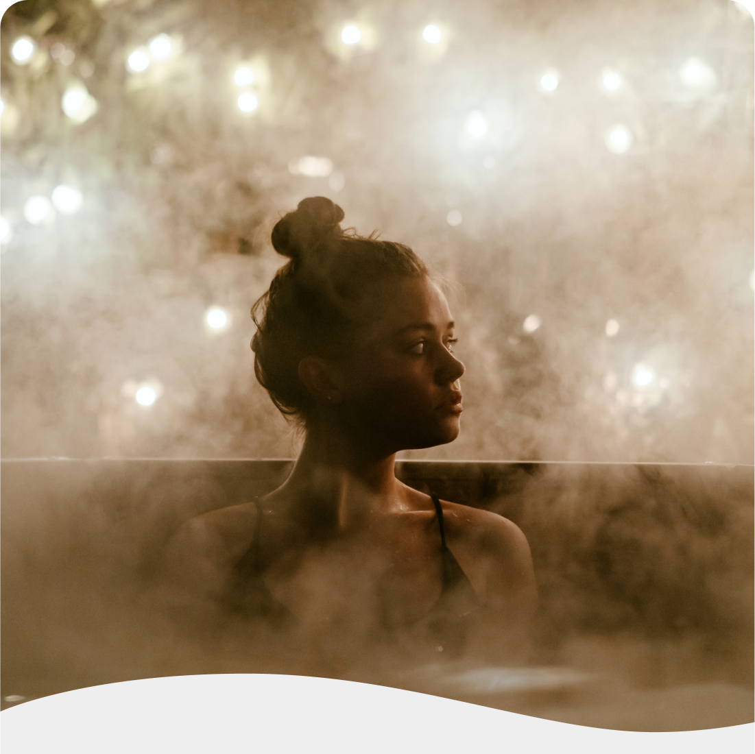 Person beim Jukkasjärvi-Saunaritual mit Flussbad und Outdoor-Wannenbad