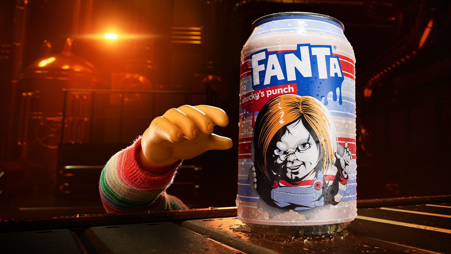 La main de Chucky de « Chucky – The Killer Doll » s'étend vers la canette de la nouvelle variété Fanta Chucky