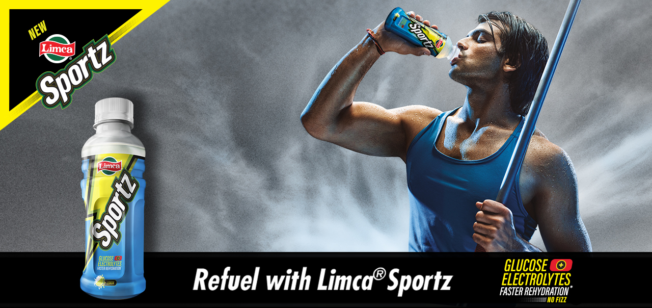 Limca Sportz पीता हुआ आदमी, जिस पर बोतल पर लिखा है Refuel wih Limca Sportz