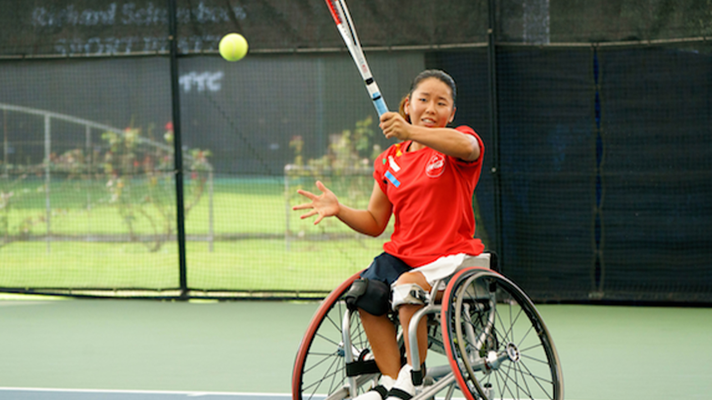 テニスボールを打つ上地結衣選手