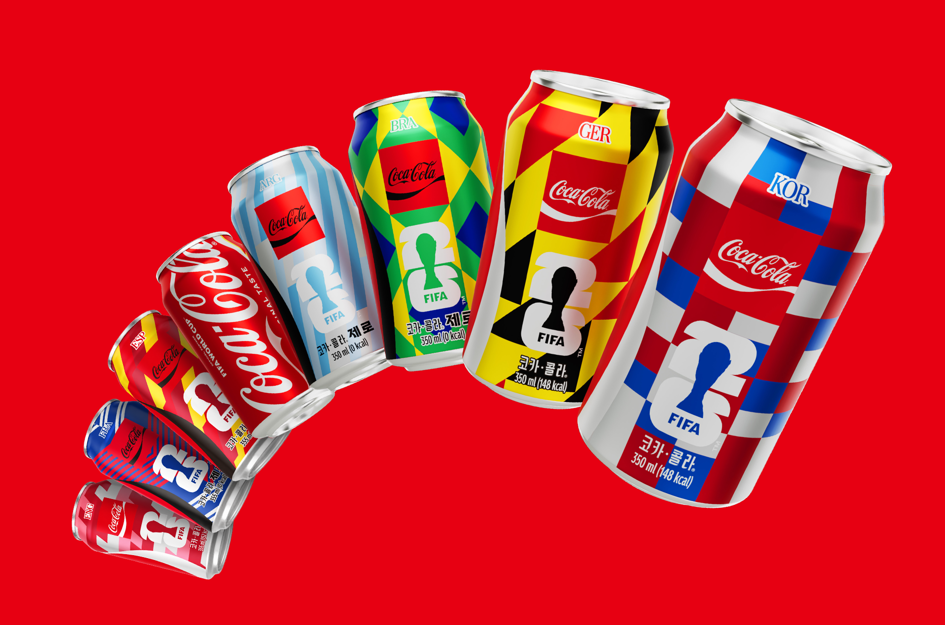 코카-콜라 26 FIFA 월드컵 출전국 패키지 350ml 캔이 부채꼴로 나열된 모습. 왼쪽부터 잉글랜드, 프랑스, 스페인, 아르헨티나, 브라질, 독일, 대한민국 테마의 코카-콜라 캔.